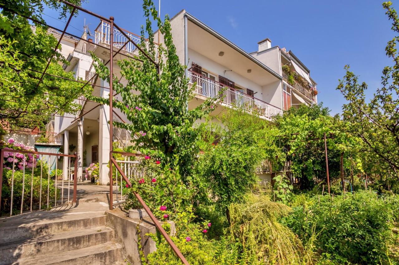 Apartment Merica Omis Bagian luar foto